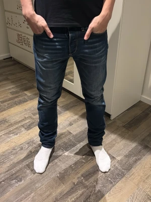 Mörkblå jeans  - Riktigt snygga  jeans. Ser ut som nya! Storlek 31/34. 