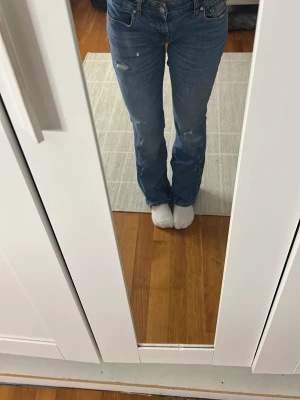 Blå bootcut jeans från LTB - superfina bootcut jeans med låg midja och slitningar ifrån Ltb!!! kan gå ner i pris! Lite stora så kan säkert passa 36 också! 