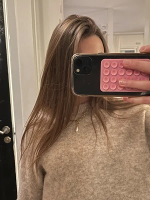 Beige stickad tröja i loose fit - Mysig beige stickad tröja med rund hals och långa ärmar. Tröjan har en avslappnad loose passform och ribbade muddar vid ärmslut. Den är ull och är därför lite dyrare 🫰🏻🫰🏻🤍