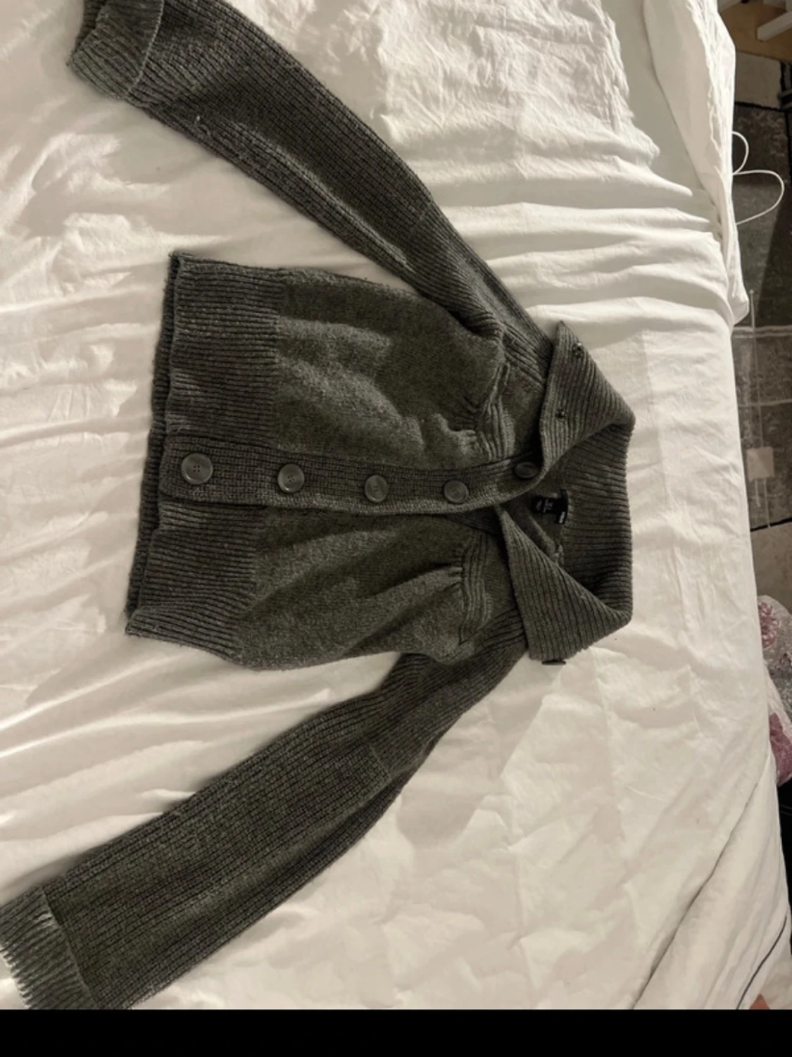 Grå stickad kofta med stora knappar - 3