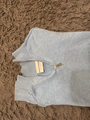 Ljusblå half zip från Bruun & Stengade - Säljer en ljusblå tröja från Bruun & Stengade i storlek S. Tröjan har en ribbad hög krage och half zip-dragkedja framtill. Tillverkad i mjukt material med ribbade muddar vid ärmslut och nederkant. Perfekt för lager på lager under höst och vinter. Riktigt fräsch färg💙 Kom gärna dm ifall du har fler frågor angående tröjan👔🤗