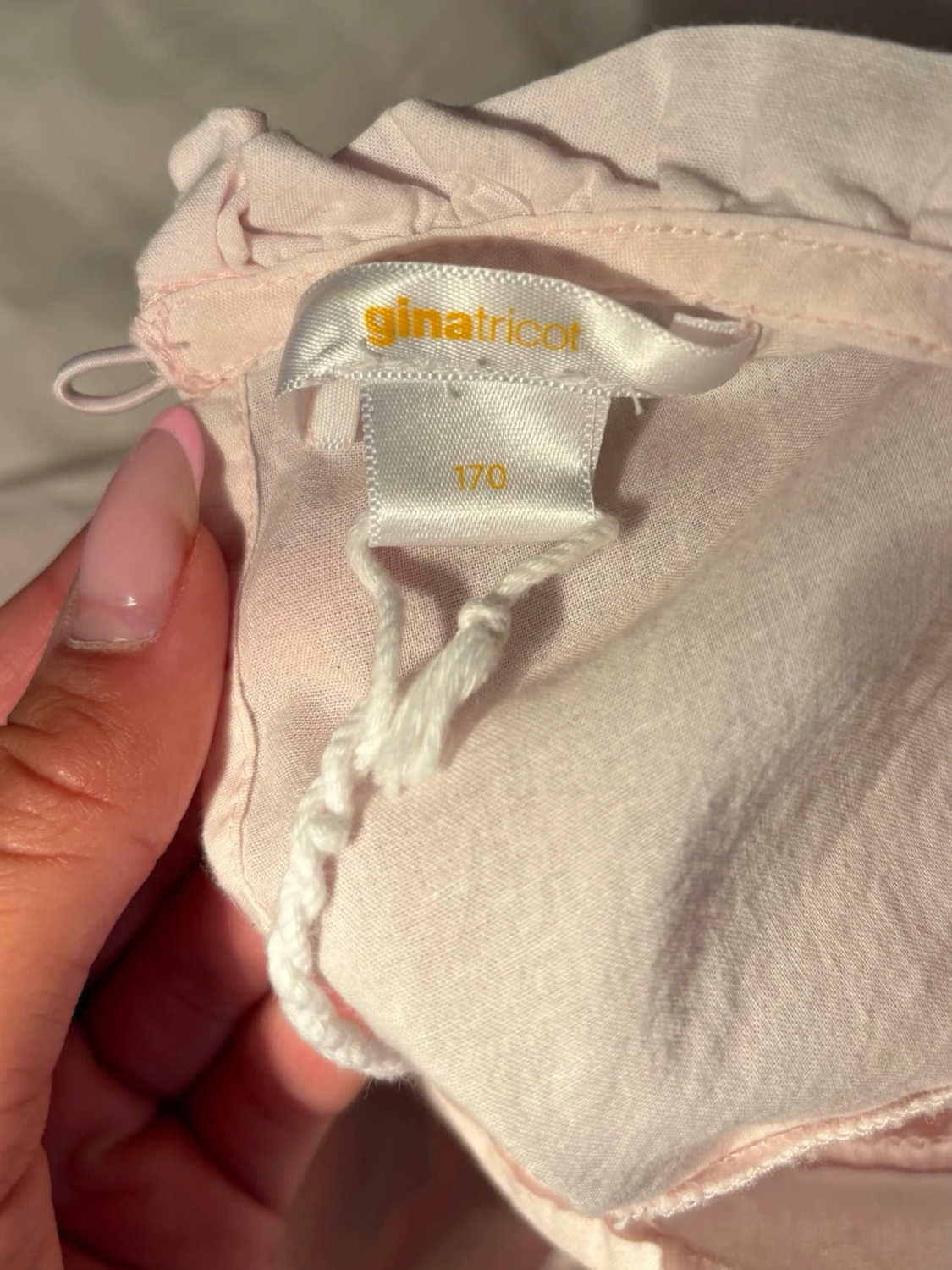 Ljusrosa blus med volang och spets - 3