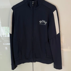 Boss Zip Tröja - Säljer en boss tröja i storlek S. Säljer pga ingen användning. Sparsamt använd. Nypris 2000kr jag säljer för 800kr. 