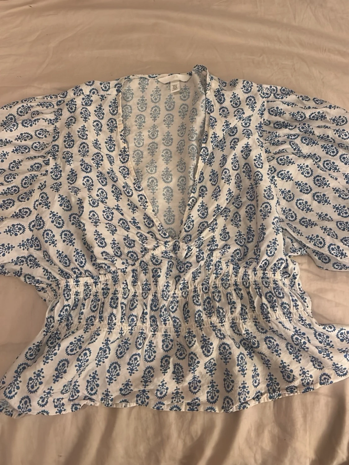 En vit blus med blåa detaljer