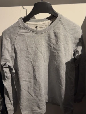 Grå dressmann hoodie - Inget fel på den, vill ba bli av med den :)