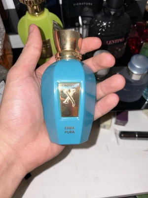 Xerjoff Erba Pura parfym - Snygg och färgstark parfym från Xerjoff med namnet Erba Pura. Perfekt för dig som vill sticka ut med en exklusiv doft i din samling. 45 ml 