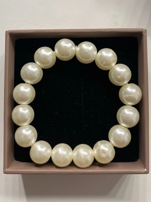 Pärlarmband  - Säljer ett stilrent armband med stora, glansiga vita pärlor. Armbandet är elastiskt❣️