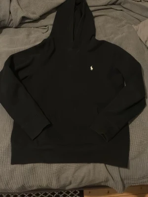 Svart Ralph Lauren hoodie - Säljer en snygg och stilren hoodie ifrån Ralph Lauren som har jätte bra kvalitet. 