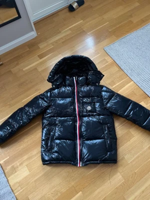 Moncler Beliard Jacka - Säljer en utav mina jackor då jag behöver få loss pengar till att köpa fälgar till bilen. Jackan är i fint skick och har använts under vintern. Fick den som födelsedagspresent i September. Storlek 3 dvs M/L är 185 och ca 80-85kg och sitter rätt stabilt på mig.
