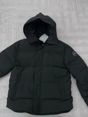 Svart canada goose macmillan - Väldigt fin canada goose macmillan jacka med svart logga. 