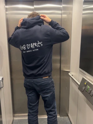 CLUB D’APRÈS Hoodie - Club d’Après - den perfekta hoodien för afterski, stadsliv och allt däremellan. Simpel, mjuk och stilren.