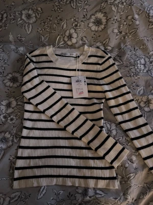 Randig ribbad tröja från ONLY - Säljer en jätte fin ribbad långärmad tröja från ONLY som tyvärr inte kommer till användning. 