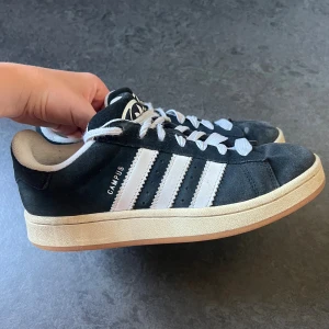 Adidas Campus sneakers svart - Säljer mina svarta Adidas Campus! De är väl använda men fortsatt i gott skick! 