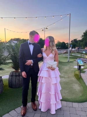 Rosa balklänning/volangklänning - Superfin ljusrosa volangklänning. Den är verkligen perfekt till balen!! Fick så många komplimanger när jag hade den. Står storlek 4 i den, men passar mig som har S. Endast använd en gång och den är kemtvättad efter det så den är i nyskick. 