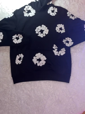 Denim tears  - Dr. Denim Hoodie in size XL, can also be shipped, works for both men and women, received as a gift brand new, selling because the size is too big for me. No stains or anything wrong, very nice hoodie. Price is negotiable.