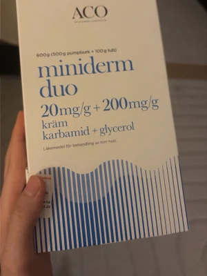 ACO Miniderm Duo kräm 600g - ACO Miniderm Duo är en vit kräm med karbamid och glycerol, perfekt för dig med torr hud. Förpackningen innehåller 500g pumpburk och 100g tub. Enkel att använda och återfuktar huden effektivt. Kommer i en stilren vit och blå förpackning. Dessa är helt oanvända och oöppnade, alltså är de helt nya!
