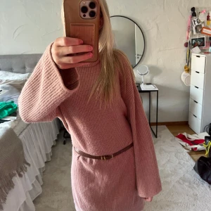 Stickad klänning - Stickad klänning från NA-KD x misslisibell. Storlek xs. Superfin om man sätter ett skärp i midjan, och perfekt till hösten eller sommarkvällar!! I väldigt fint skick och är endast använd ett fåtal gånger. 💕