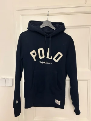 Ralph Lauren hoodie mörkblå - Säljer en näst intill ny Ralph Lauren hoodie i storlek XS. Använd fåtal gånger. Nypris 2400.