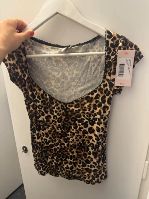 Ny tröja från Nelly - Säljer denna söta topp från Nelly! Aldrig använd, köpte fel storlek