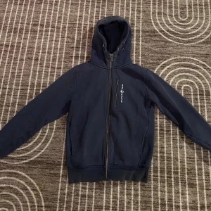 Sail Racing Zip - Storlek XS, passar S - Fet tröja inför våren