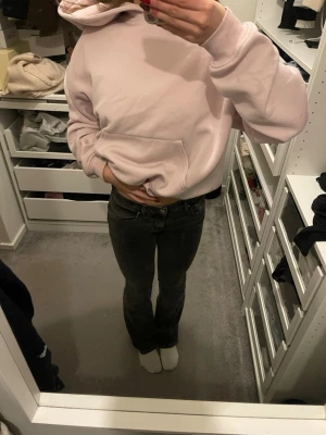 Svarta bootcut jeans från Gina  - Säljer ett par svarta/ gråa  low waist bootcut jeans med lätt tvättad look. Jeansen har klassisk femficksdesign, normal passform och är tillverkade i ett mjukt jeansmaterial. Snygga till sneakers eller boots. Säljer då det inte kommer till användning 