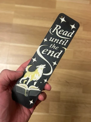 Read until the End (bokmärke) 3D Printed  - Ett snyggt bokmärke med texten 'Read until the End', dekorerat med en ylande varg och stjärnor. Perfekt för dig som älskar att läsa och vill ha en inspirerande följeslagare i varje bok. Passar både ungdomar och unga vuxna.