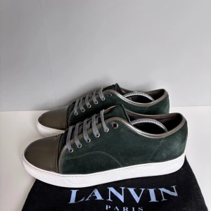 Lanvins - Säljer ett par snygga lanvins i storlek uk9(EU43), cond 8/10 heeldrag och liten repa på ena toecapen men mockan i perfekt skick! Skorna är behandlade med vit skokräm och impregneringsspray! Medkommer skor och dustbag