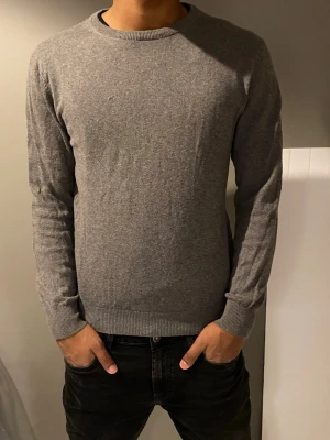 Grå ulltröja - Grå ulltröja från Doppelgänger | Storlek: Small. Tröjan är fortfarande i väldigt fint skick och saknar defekter. Prisförslag godtas🙌
