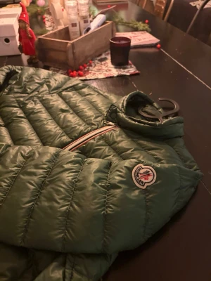Moncler jacka strl 1  - Hej säljer denna feta moncler jacka som är i ett mycket fint skick och passar till de mesta, funkar lika bra till höst som vinter, strl 1 motsvarar ungefär S såg liknade jackor för 5500kr men mitt pris 329@ men kan säljas billigare vid en snabb och smidig affär 🤩 hör av er om ni har andra frågor   #moncler