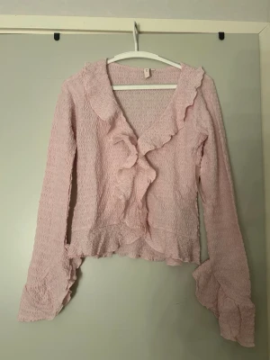 Rosa blus ifrån Nelly storlek S - Säljer denna jätte fina rosa trendiga blusen ifrån Nelly i storlek S. Aldrig använd och helt ny med prislapp😊nypris: 399