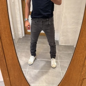 Replay jeans  - Ett par snygga jeans från Replay i storlek W30 L32 i modellen Anbbas