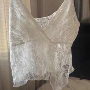 Super snygg spets camitop  - Otroligt vacker spets topp, galet snygg! Ett måste i sommargarderoben! Toppen sitter Såå snyggt på!🔥 Fint skick.💕