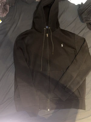 Hoodie Polo Ralph Lauren 🐎 - Svart Polo Ralph Lauren-hoodie med broderad logotyp. gott skick utan synliga defekter.  ⭐️ Skick: 8/10 🎲 Storlek: M 🎨 Färg: Svart 📦 Snabb och noggrann frakt