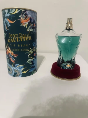 Le Beau Paradise Garden EdP - Jean Paul Gaultier Le Beau Paradise Garden – Eau de Parfum 	•	125 ml 	•	Över 90 % kvar (se bild) 	•	100 % original 	•	Kvitto finns från parfym.se  Perfekt skick. Redo för ny ägare.