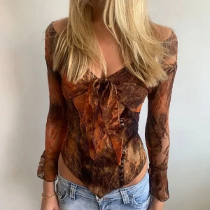 2 delat sett spets topp & spets knyt bolero topp - Såå snygg spets topp med spets knyt bolero. Snyggt till sommarens fester! Knytopp kan användas separat och galet snyggt till solbrännan! Nya med prislappar kvar. Kan köpas var för sig för 400 kr st eller 750 set. Finns även i andra färger som ni ser i annonserna. Har inte många kvar så passa på då de är galet snygga!🔥🔥💕