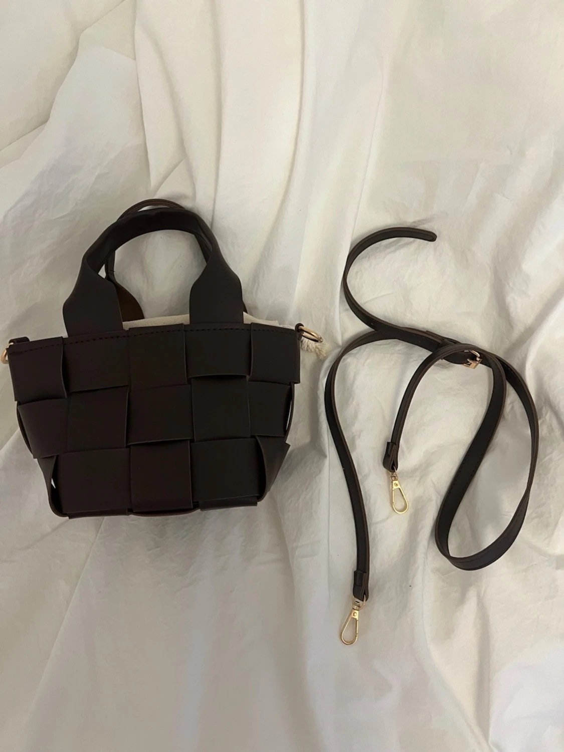 Brun flätad axelväska med canvaspåse - 2