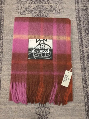 Vivienne Westwood Halsduk - Säljer min halsduk från Vivienne Westwood, skriv vid frågor, priset är förhandlingsbart och kan skicka direkt efter köpet ☺ Passar både män och kvinnor 😃