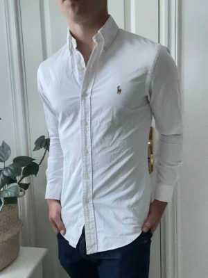 Ralph Lauren skjorta vit  - Ralph Lauren skjorta vit, inga defekter! Väldigt najs fit på modellen som är 180 cm 75 kg och bär storlek S slim fit. Kom med frågor! ❣️