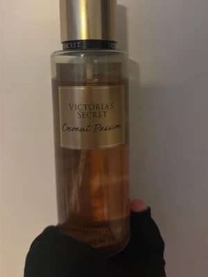 Coconut Passion Body Mist - Victoria's Secret Coconut Passion Fragrance Mist, 250 ml. Inspirerad av tropisk kokos, varma sandstränder och somriga vibbar. Perfekt för dig som vill ha en fräsch och ungdomlig känsla hela dagen. Den är lite använd men jag har slutat ha på mig denna 