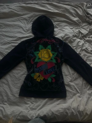 Ed Hardy hoodie - Jätte cool ed hardy hoodie med glittrande detaljer och tryck. 