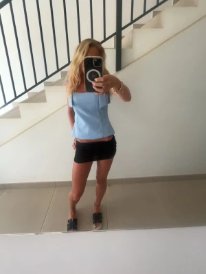 Ljusblå linnetopp med fyrkantig hals - Säljer denna topp använt Max 2 gånger Banden är lite insydda då dom va lite stora/hängiga innan