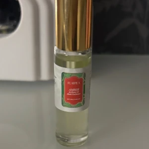 Amber musk vanilla 10ml - Amber parfymolja från FLAIPEA i smidig 10ml flaska. Perfekt för dig som vill ha en unik doft i vardagen och lätt att ta med överallt.