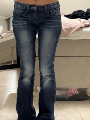 Blåa lågmidjade jeans - Vet inte vart dom är ifrån och storleken står inte men skulle säga 36/S, köpte på Plick men bara använt 1 gång💕