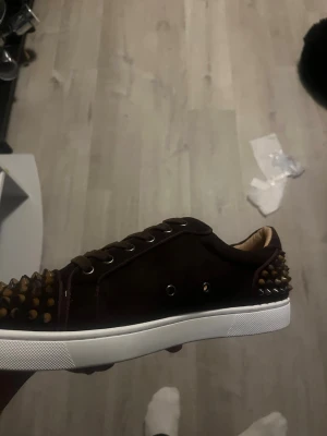 Louboutin  - Säljer nu mina Louboutin skor. Använda 2 gånger men använt de försiktigt och de är ny tvättade, alla spikar är kvar. Ni får med allt som synd på bilder. Hör av er för fler bilder eller andra funderingar😃pris kan diskuteras även byten är intressant 