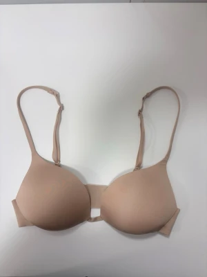 Beige SKIMS bh med justerbara band - Sprillans ny ultimate super push up bra från skims! Endast provad en gång! 