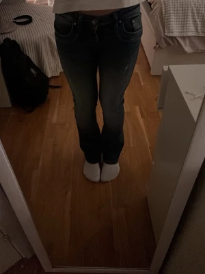 Mörkblå bootcut jeans - Säljer ett par ltb jeans.Köpte i fel storlek då det är för korta och kunde inte lämna tillbaka.sätter ut 400 kr pris diskuteras privat 