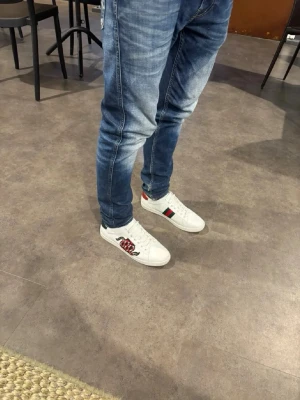 Gucci ace - Ett par vita gucci ace med orm logga. Helt nya fick dom i julklapp, storlek 42 passar som storleken. Skriv vid frågor pris kan diskuteras.