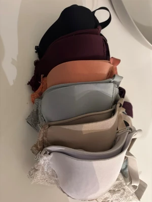 6st BH  - 6st bh storlek 70G (svarta & vita 75G) väl använda & väl tvättade men fortfarande perfekta, rubbet för 20:- 🤍 • Instagram: Ginise > TikTok: Ginise • 