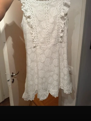 Vit spetsklänning - Säljer denna super söta spets klänning från Dennis Maglic. Köpt för flera år sedan, inte använts på flera år. Sitter åt i midjan super fint. Perfekt för student eller sommaren. Köptes för 599kr.
