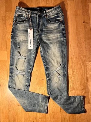 Purple Jeans - Rikigt feta Jeans från Purple🤩. Strl 32, men rekommenderar att man går upp en strl (dvs 30-31 i vanliga fall). Toppskick💯. Hör av dig om du har några frågor!
